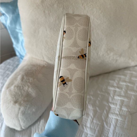 Coach Nolita 19 with bee print! - Picture 5 of 7